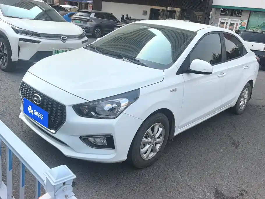 Photo 1 - Hyundai Verna