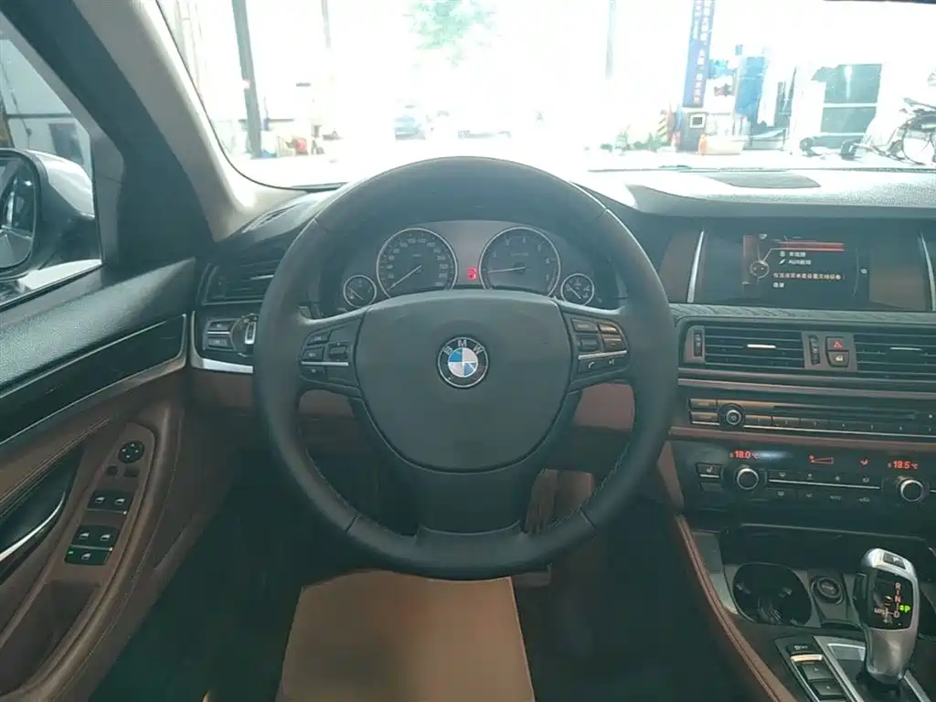 BMW 5 Series 2014 525Li Leading фото 11