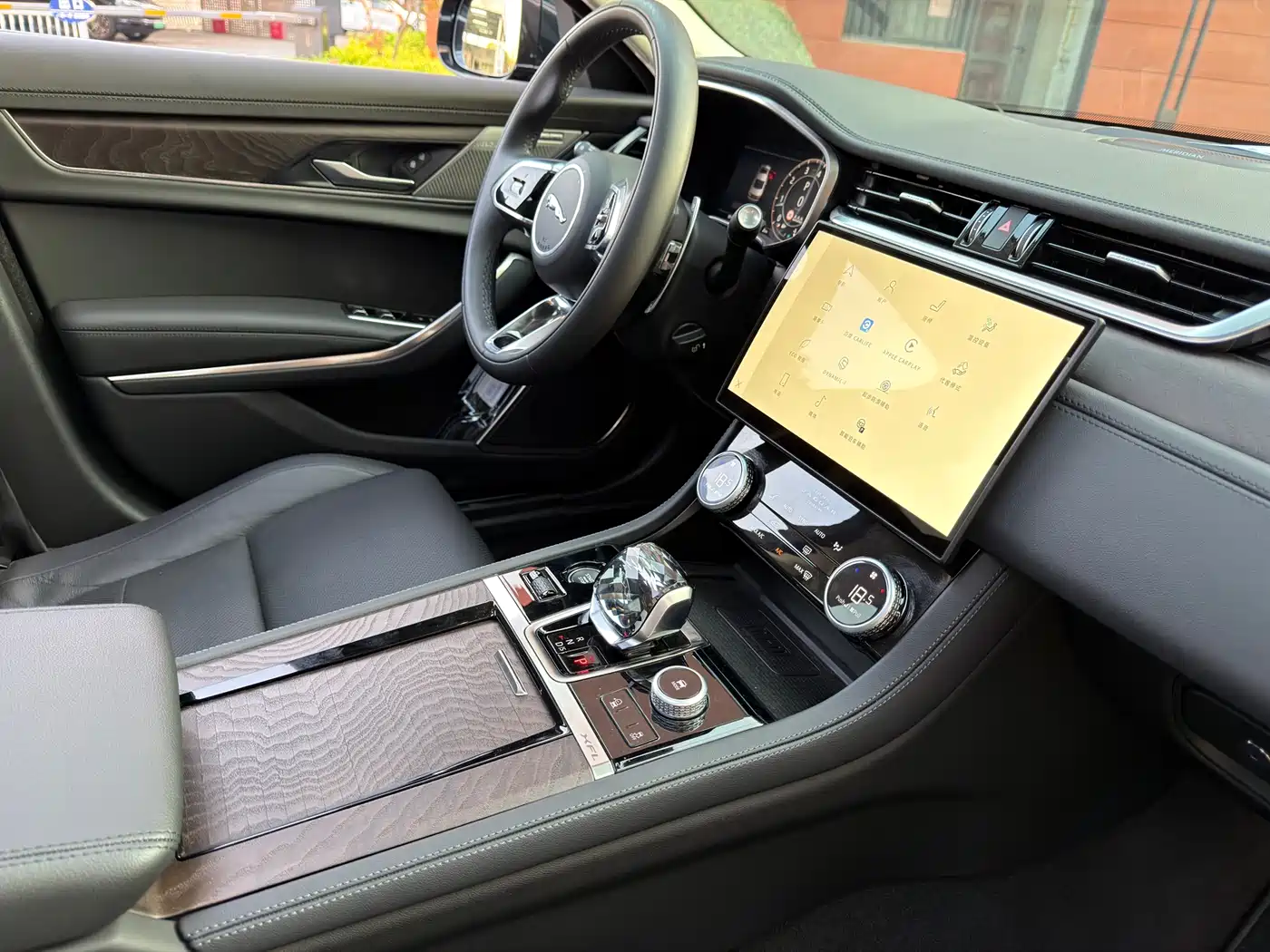 Jaguar XFL 2024 2.0T P250 2WD Premium Luxury фото 13