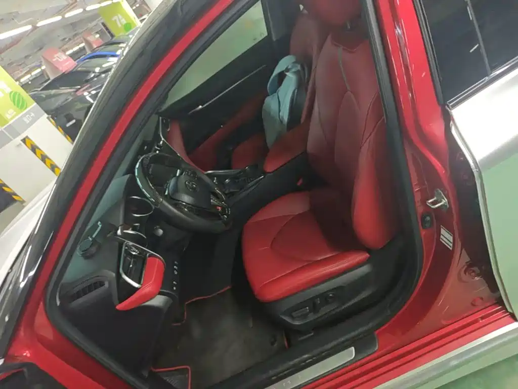 Фото 15 - Toyota Camry