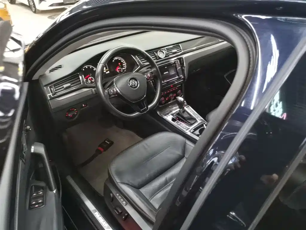Volkswagen Passat 2016 330TSI DSG Executive Edition фото 16