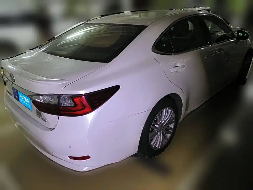 Фото 2 - Lexus ES
