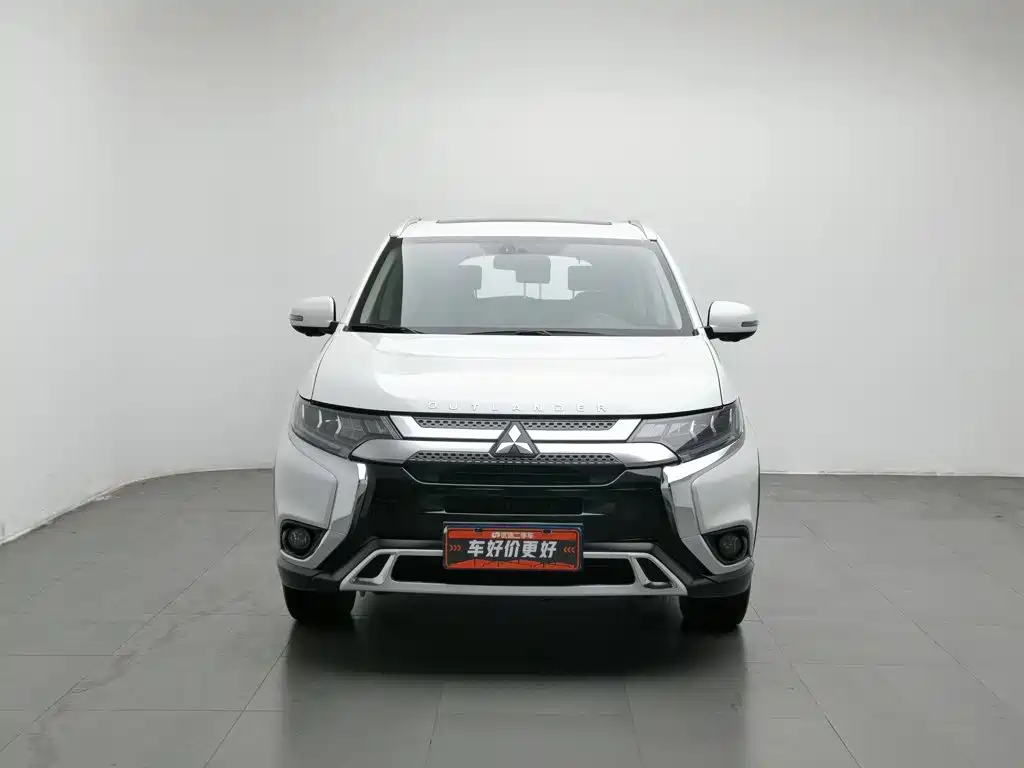 Photo 3 - Mitsubishi Outlander