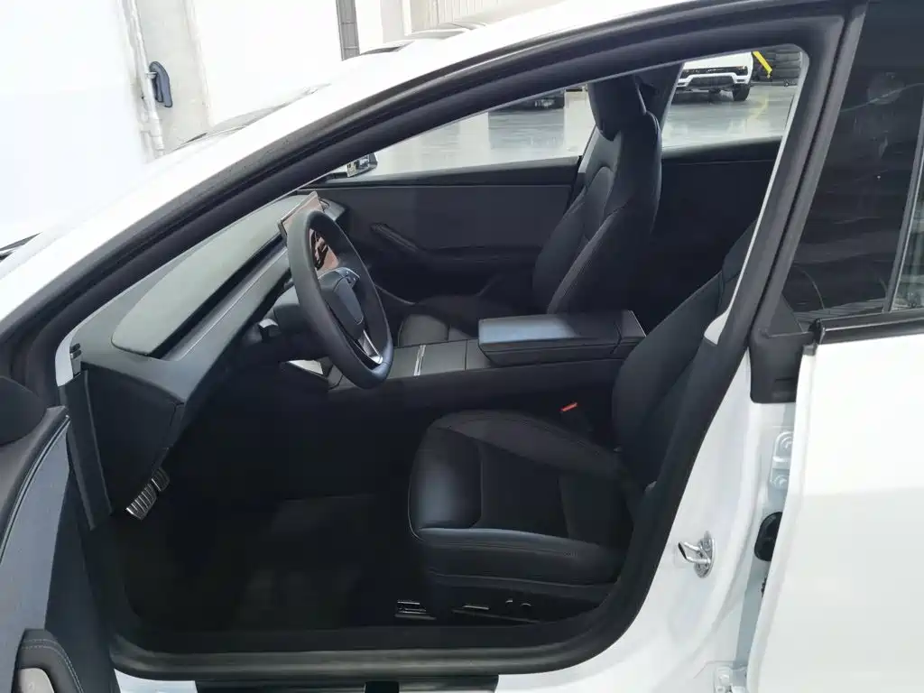 Tesla Model 3 2026 2025 Model Year Facelift Rear-Wheel Drive