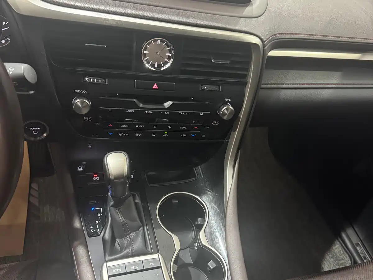 Фото 12 - Lexus RX