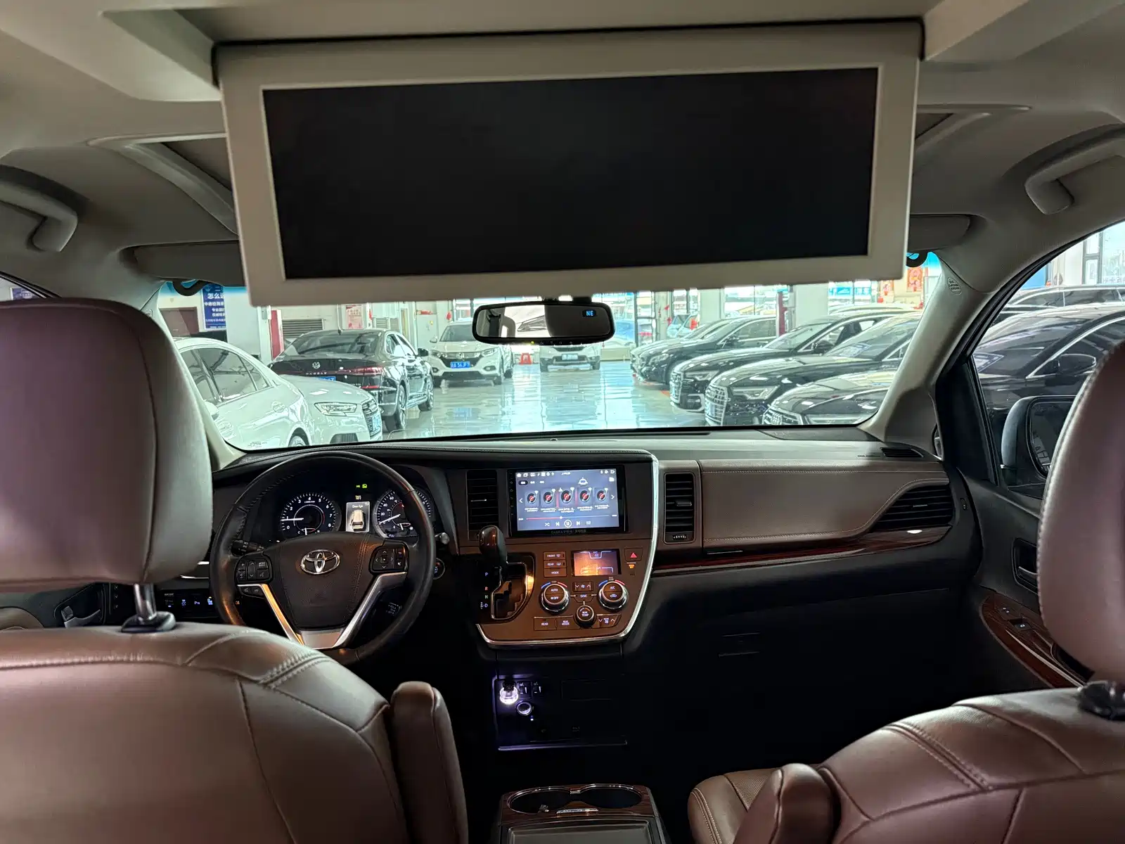 Photo 10 - Toyota Sienna