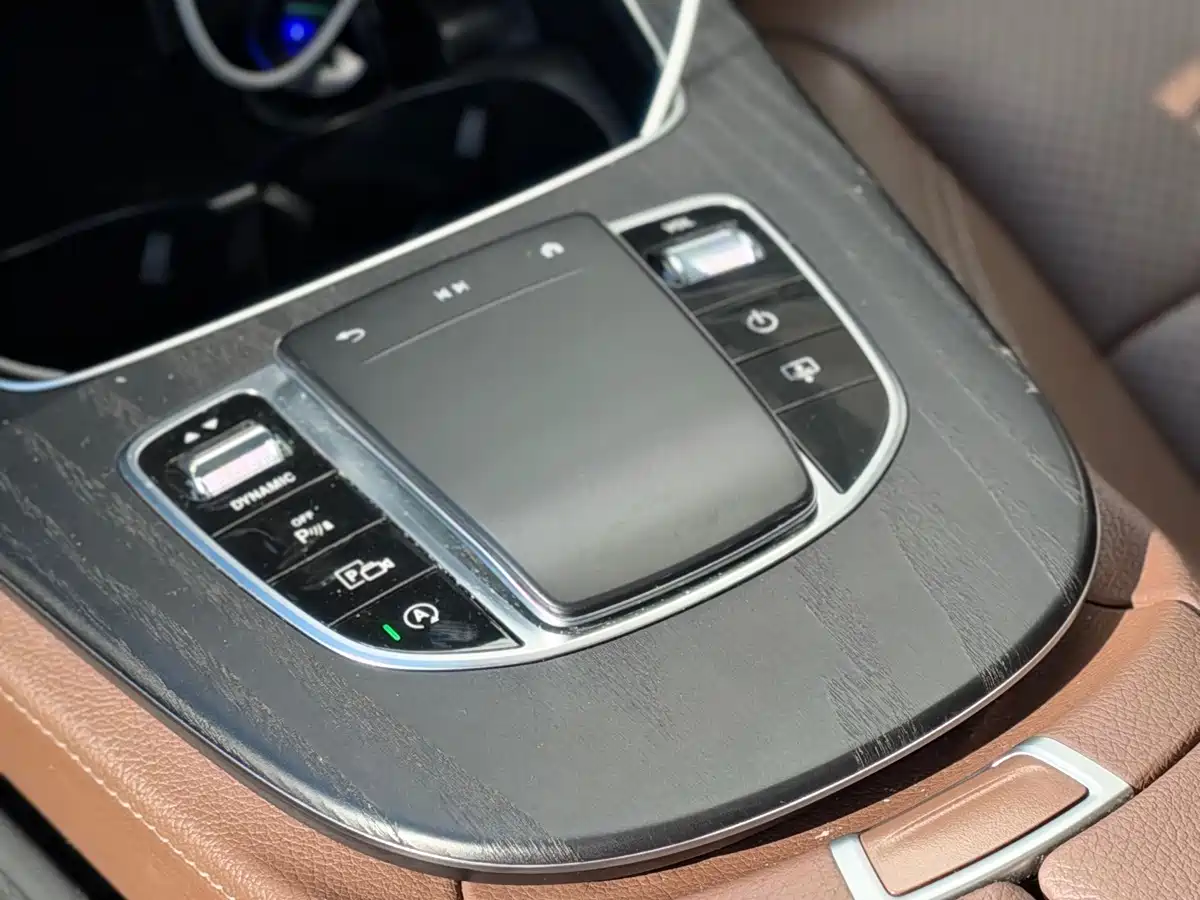 Фото 13 - Mercedes-Benz E-Class
