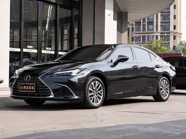 Lexus ES 2025