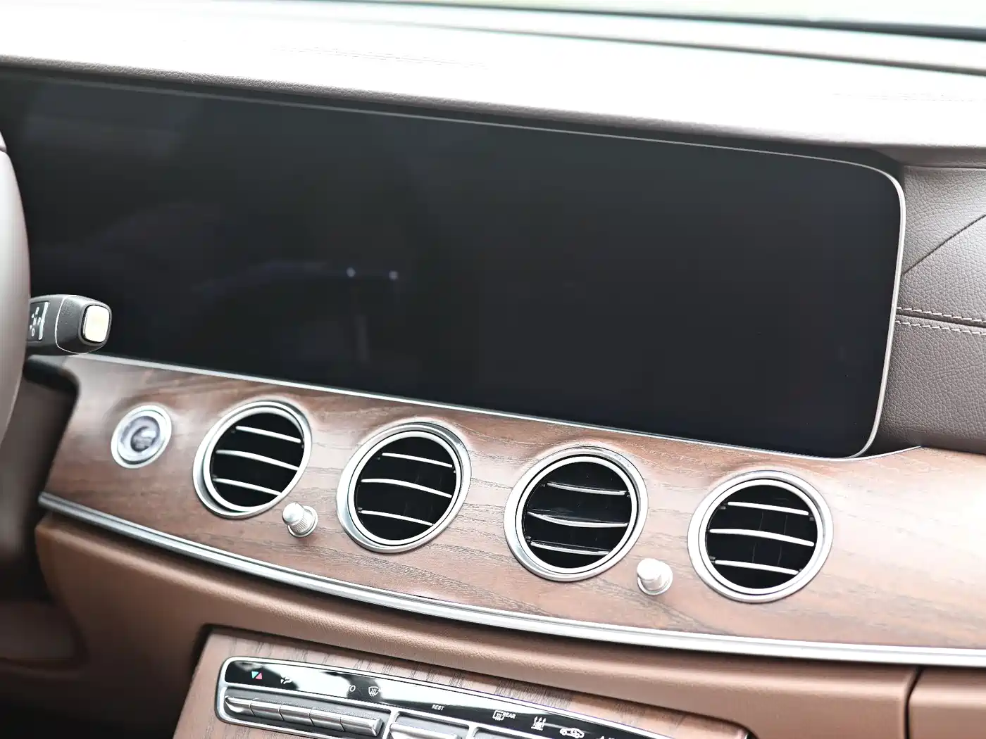 Mercedes-Benz E-Class New Energy 2022 E 350 e L Plug-in Hybrid Sedan фото 8