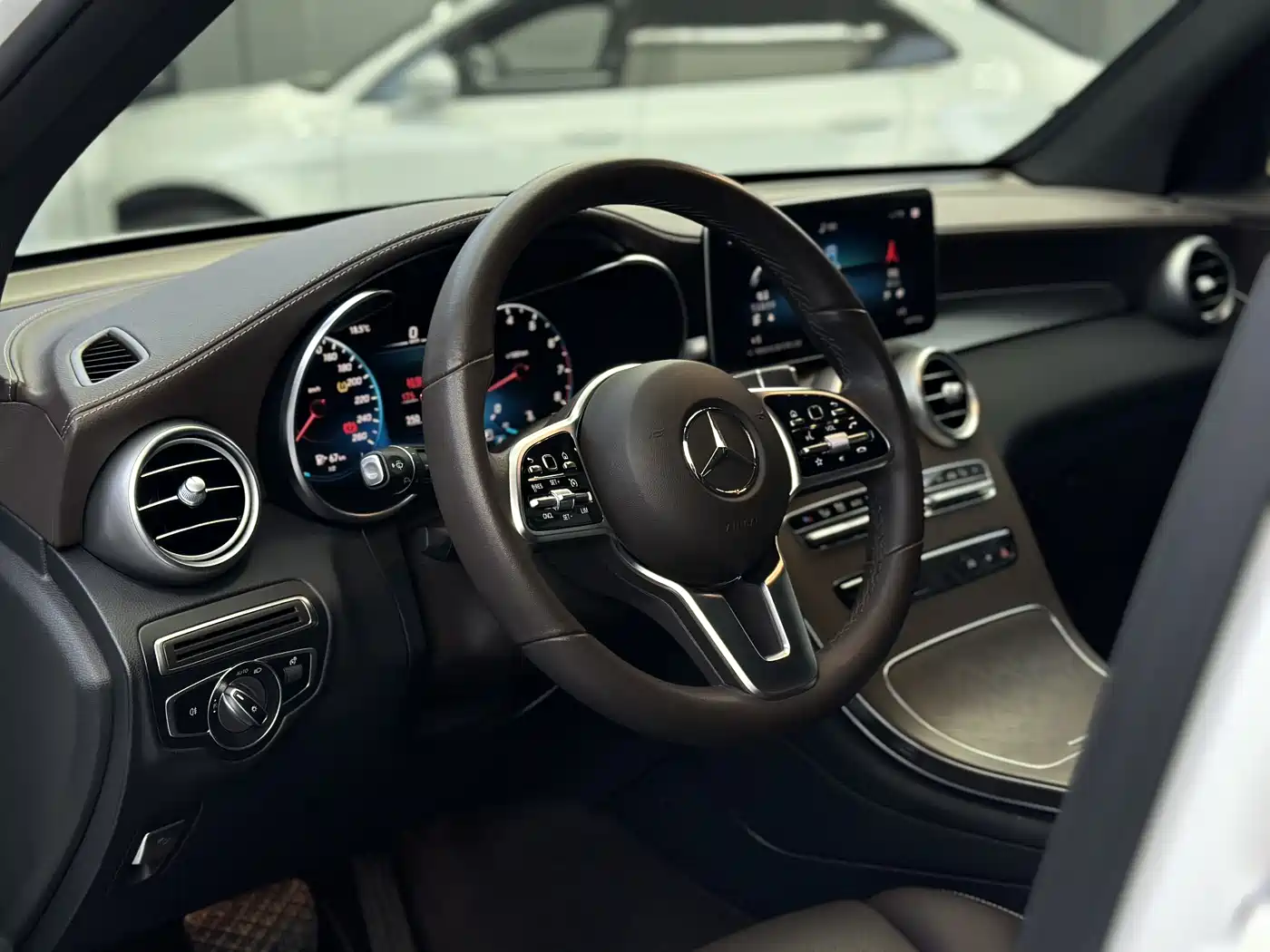 Mercedes-Benz GLC 2022 Facelift GLC 300 L 4MATIC Dynamic Collector's Edition фото 18