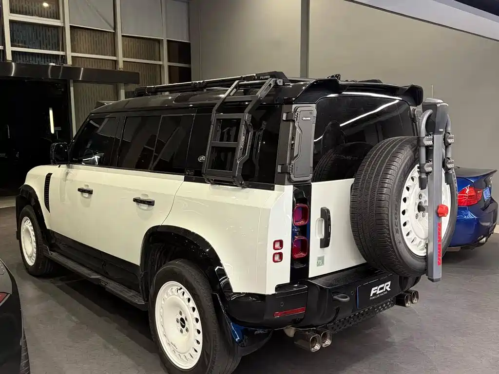 Land Rover Defender 2023 110 3.0T P400 75th Anniversary Legend Edition фото 9