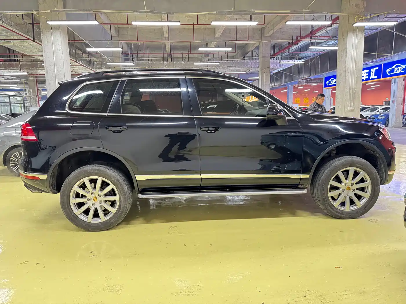 VOLKSWAGEN TOUAREG