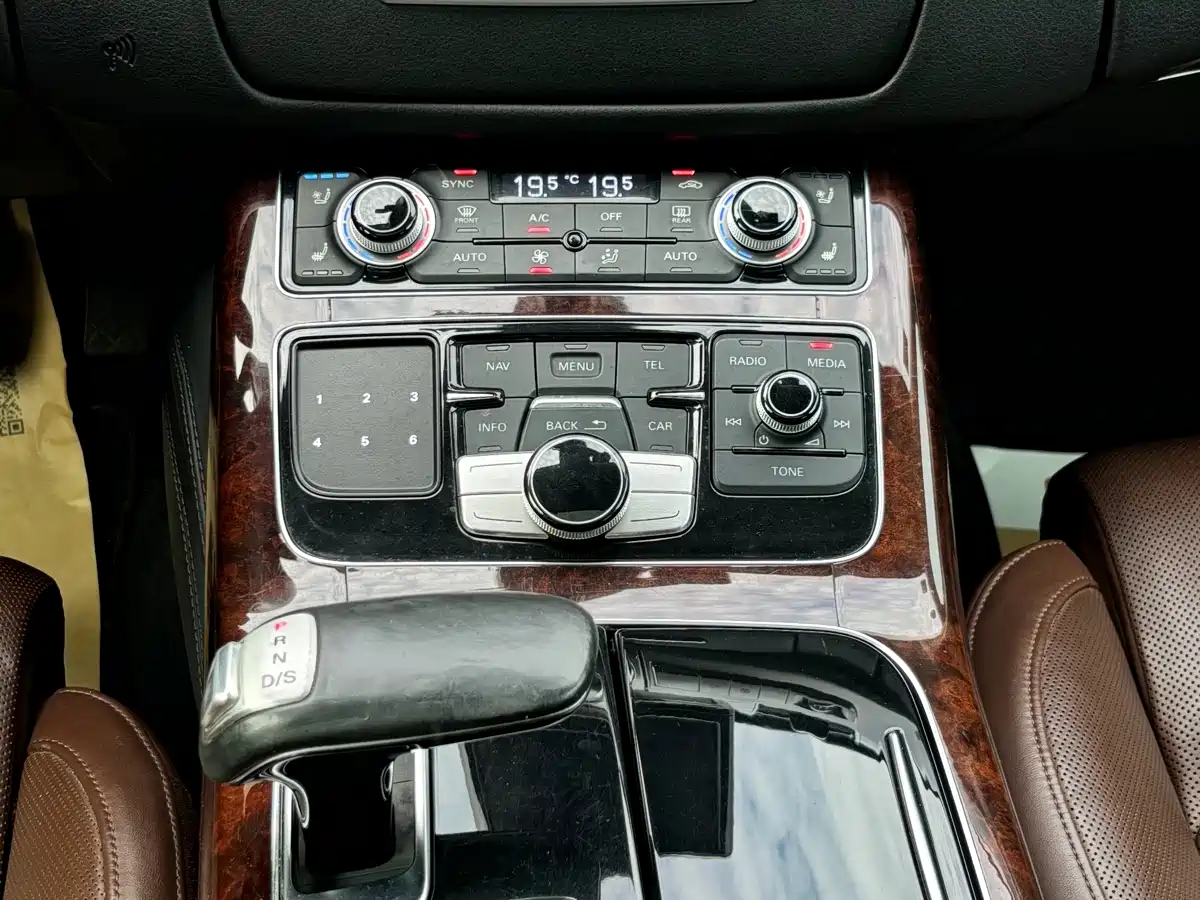 Photo 19 - Audi A8