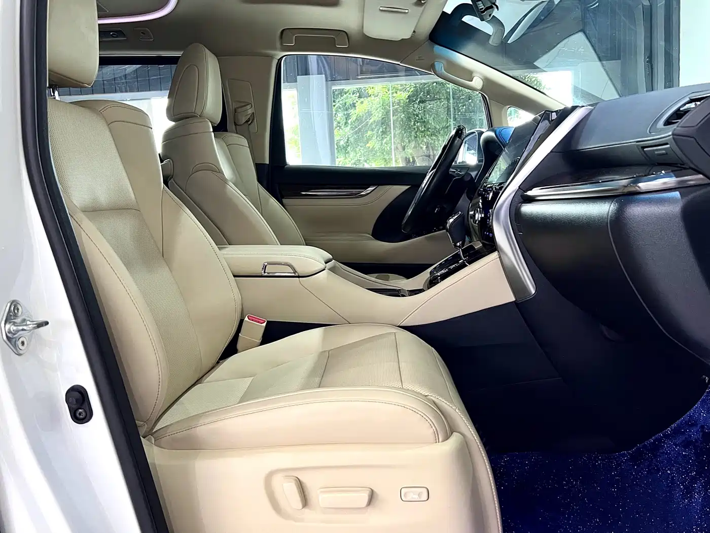 Toyota Alphard 2021 Hybrid 2.5L Luxury фото 33