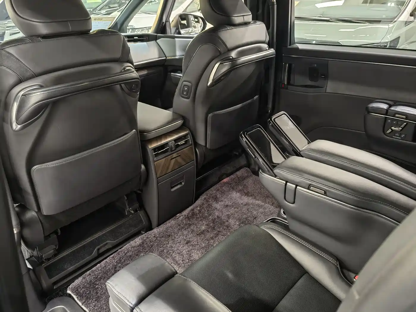 Lexus LM 2025 Model 500h Six-Seater Prestige Edition фото 14