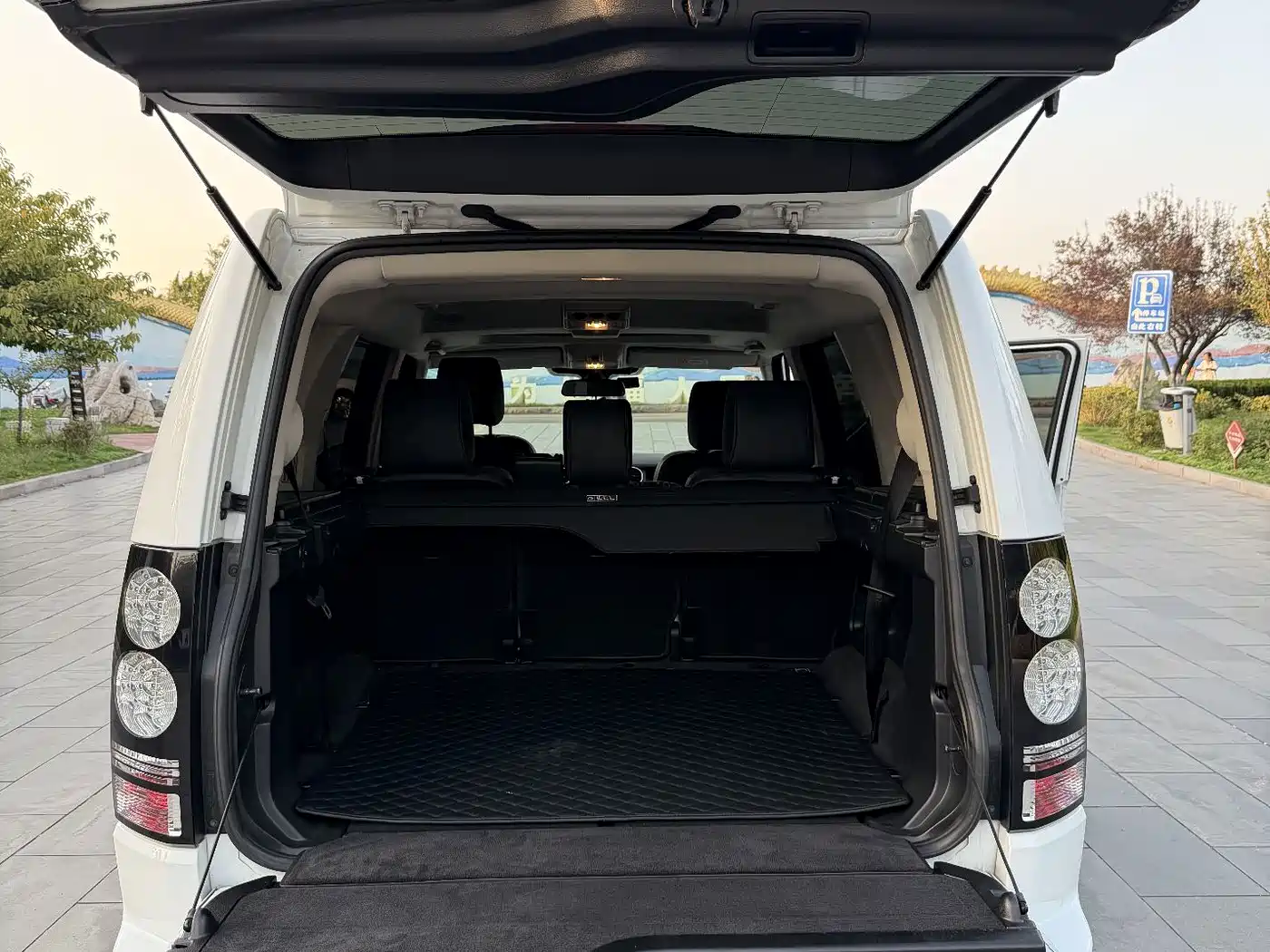 Land Rover Discovery 2015 3.0 SDV6 HSE Diesel фото 39