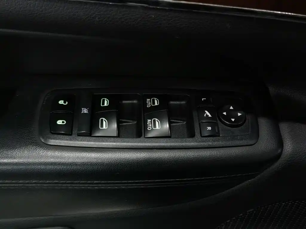 Фото 9 - Jeep Grand Cherokee (Import)