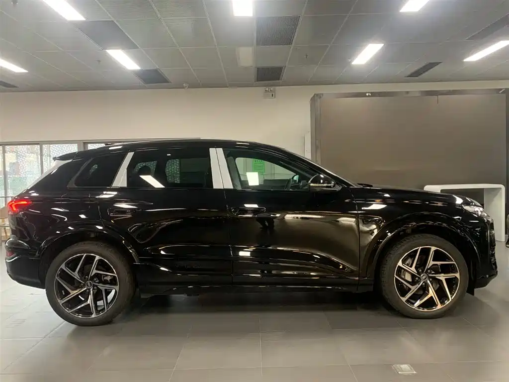 AUDI Q6L E TRON