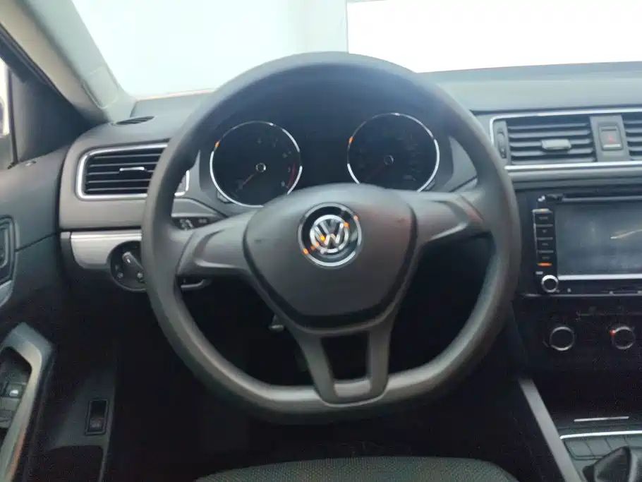 صورة 15 - Volkswagen Sagitar