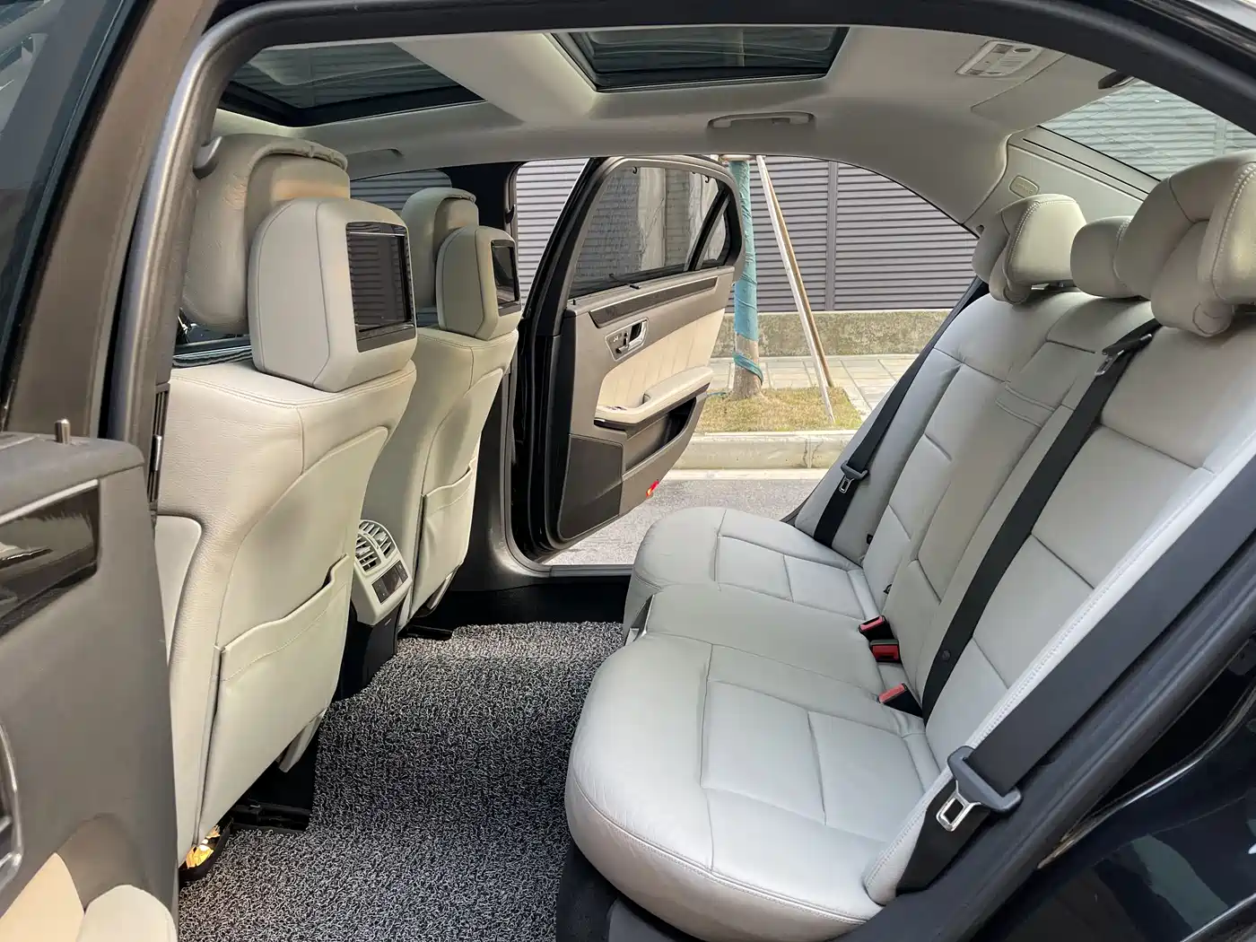 Mercedes-Benz E-Class 2010 E 300 L Fashion фото 9