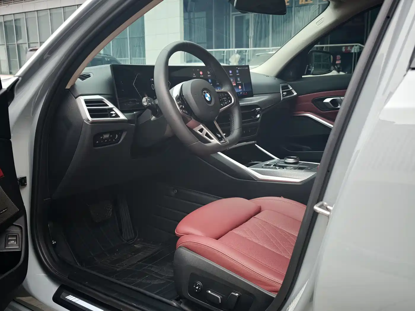 BMW 3 Series 2025 330Li M Sport Night Edition фото 11