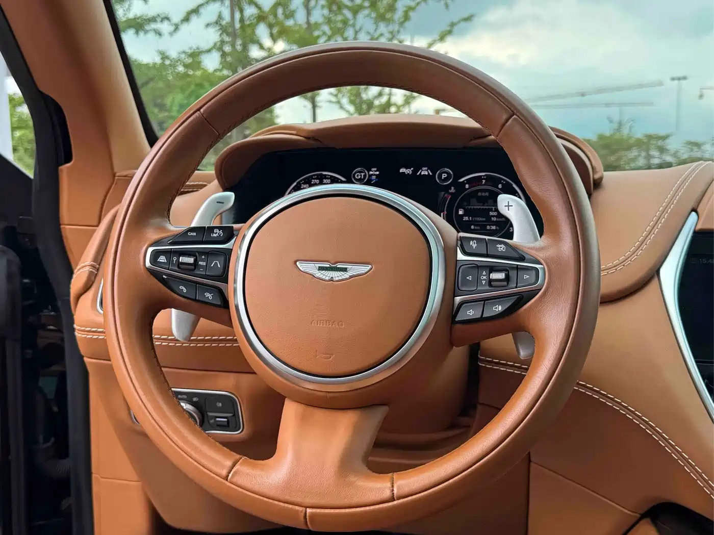 Фото 10 - Aston Martin DBX