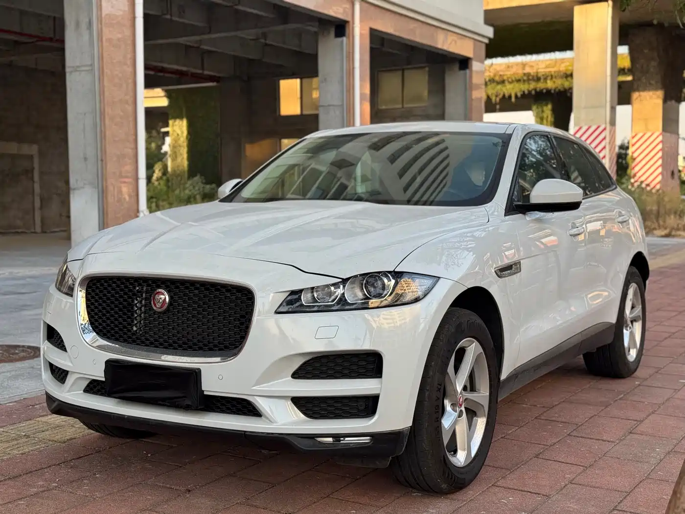 Jaguar F-PACE 2016 2016 2.0T FWD Urban Premium Edition
