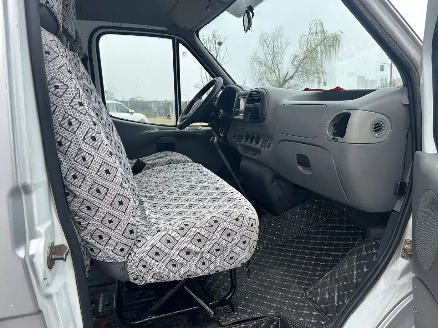 Ford Classic Transit 2015 2015 2.8T Diesel Short Wheelbase 6-Seater Mid-Roof MPV JX493ZLQ4