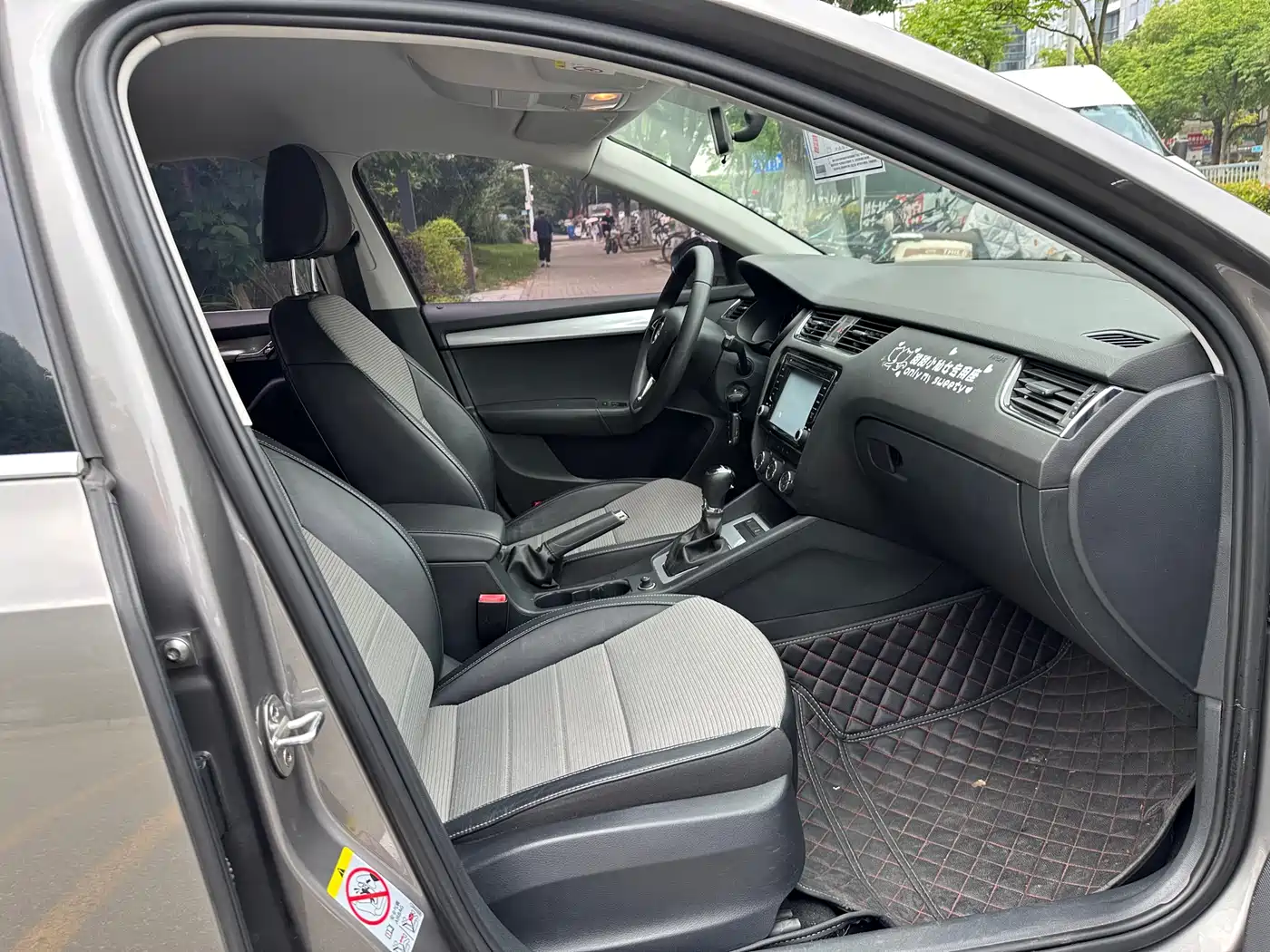 Škoda Octavia 2017 1.6L Automatic Pioneer Edition фото 12