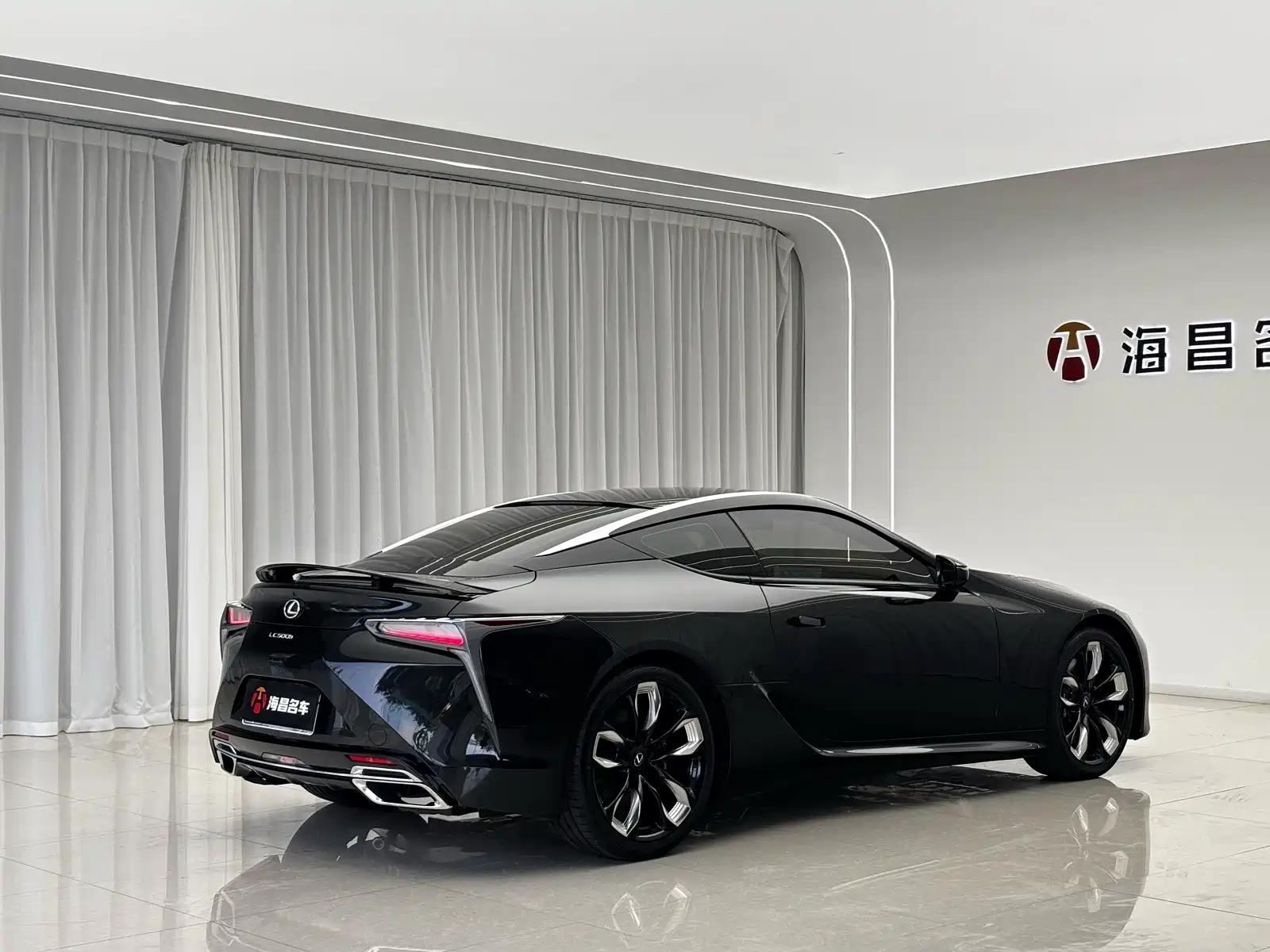 Фото 17 - Lexus LC