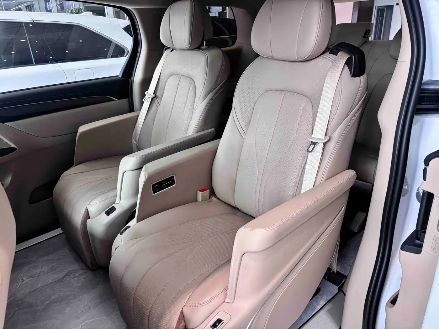 Buick GL8 2025 Land Business Class Comfort DG Edition фото 13