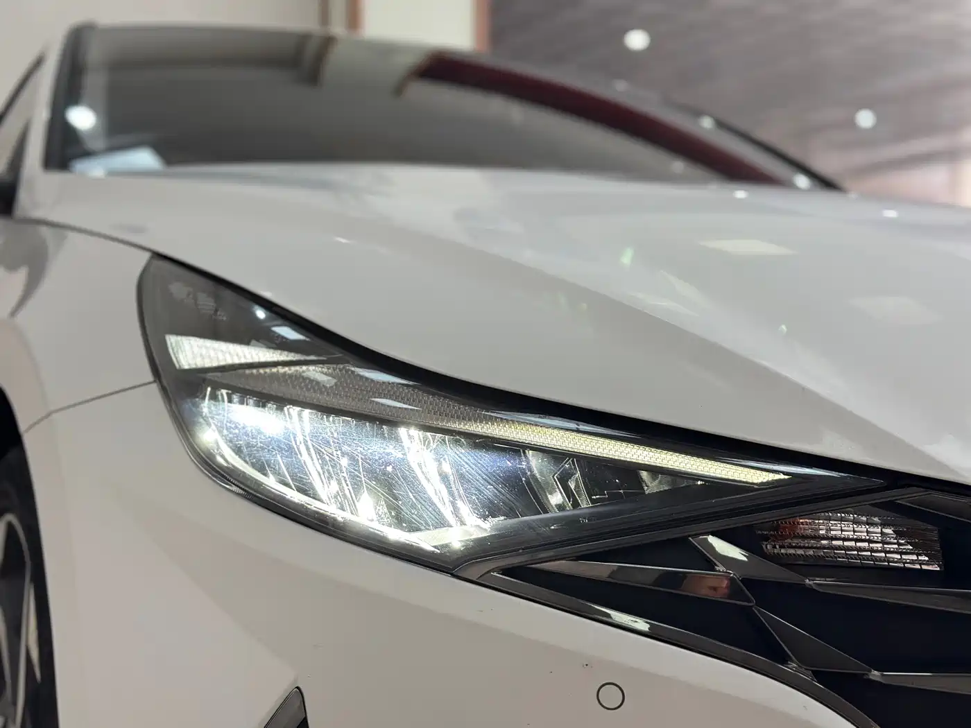 Hyundai Elantra 2021 1.5L CVT LUX Premium Edition фото 4