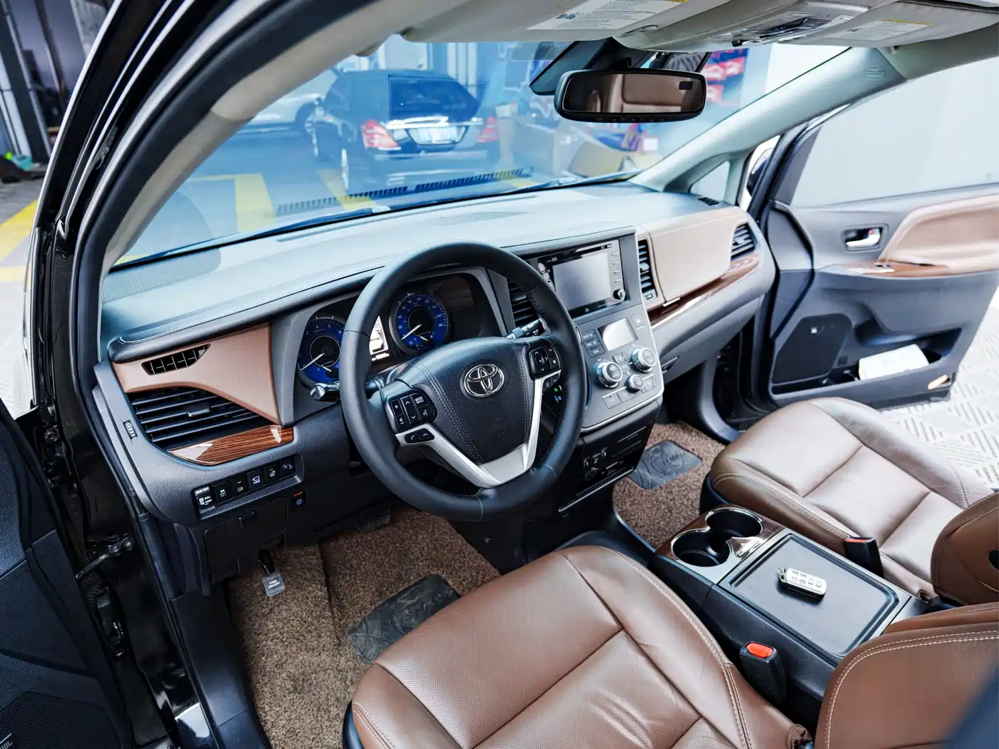 Toyota Sienna 2015 3.5L 4WD L фото 11