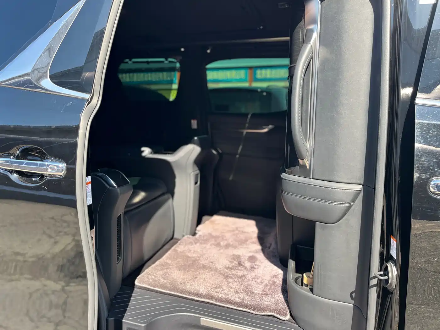 Lexus LM 2020 300h 4-Seat Imperial Edition фото 35