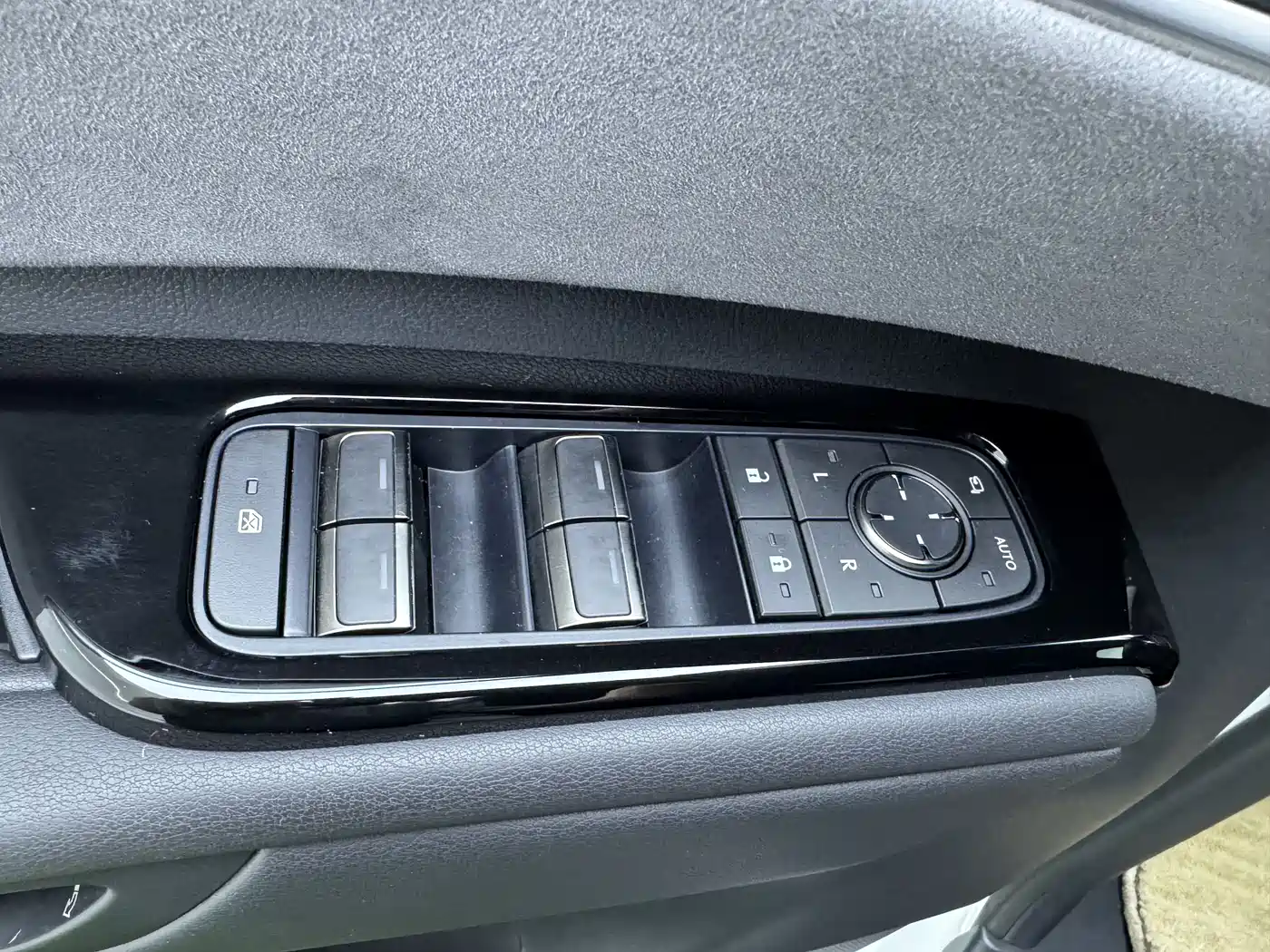 Lexus LM 2023 500h 6-Seater Prestige Edition фото 22