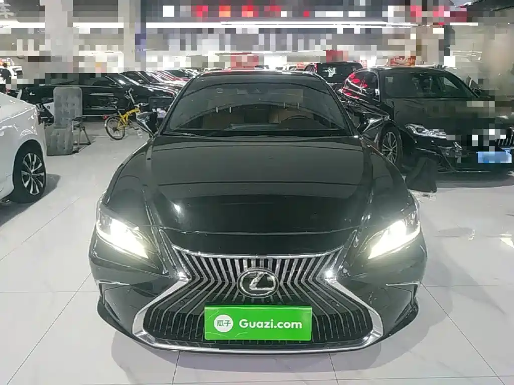 Фото 3 - Lexus ES