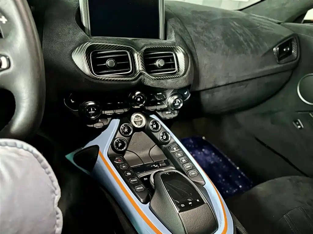 ASTON MARTIN V8 VANTAGE