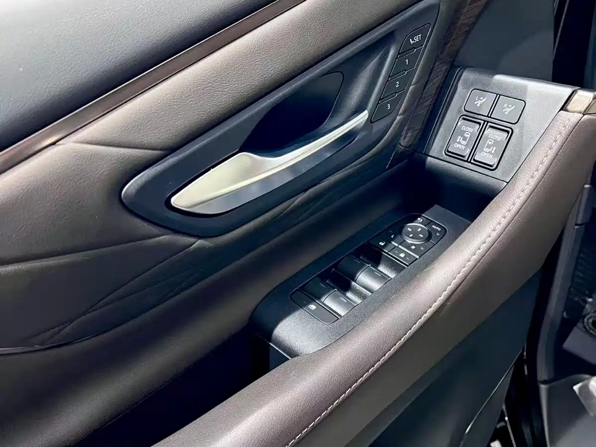 Toyota Vellfire 2025 Crown Hybrid 2.5L Ink Gold Executive Edition фото 14