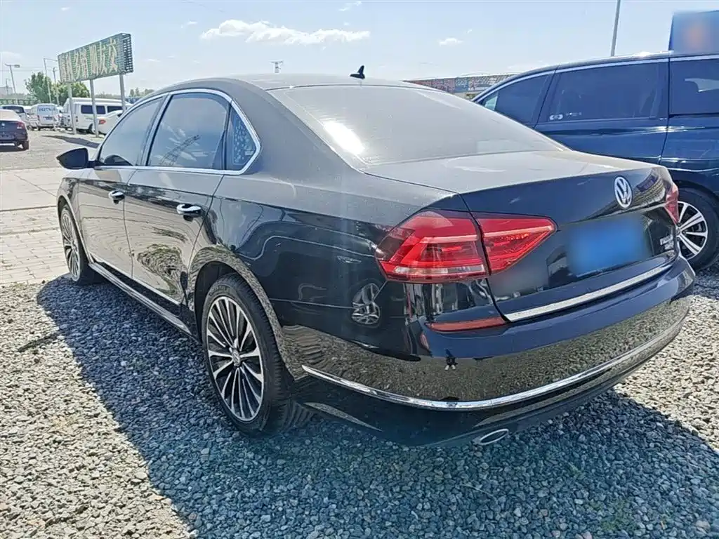 Volkswagen Passat 2017 330TSI DSG Luxury фото 5
