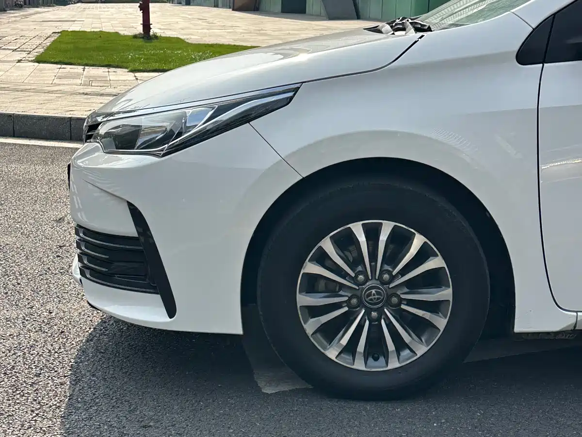 Toyota Corolla 2017 Facelift 1.2T S-CVT GL фото 3