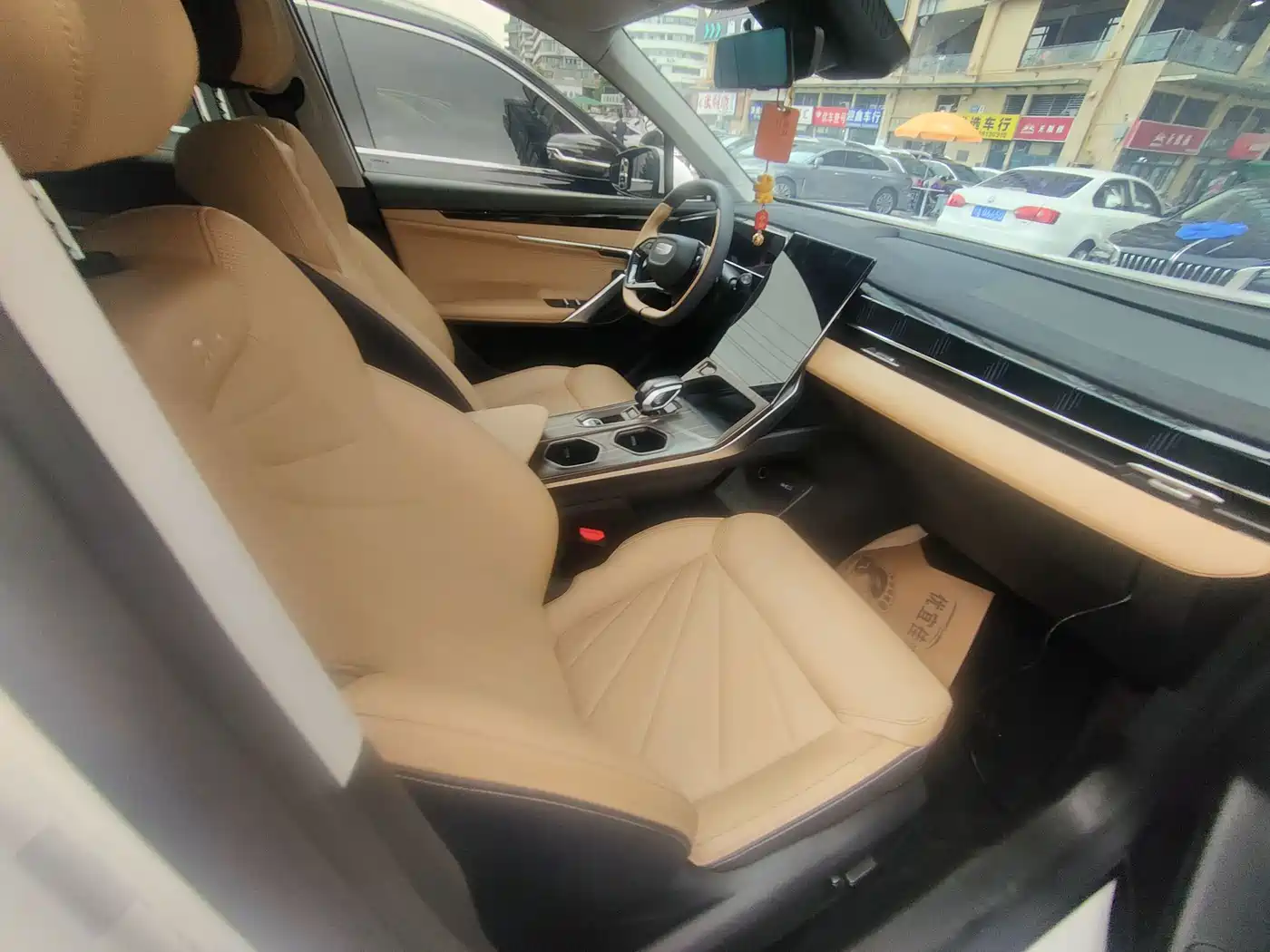 Photo 12 - Geely Atlas L
