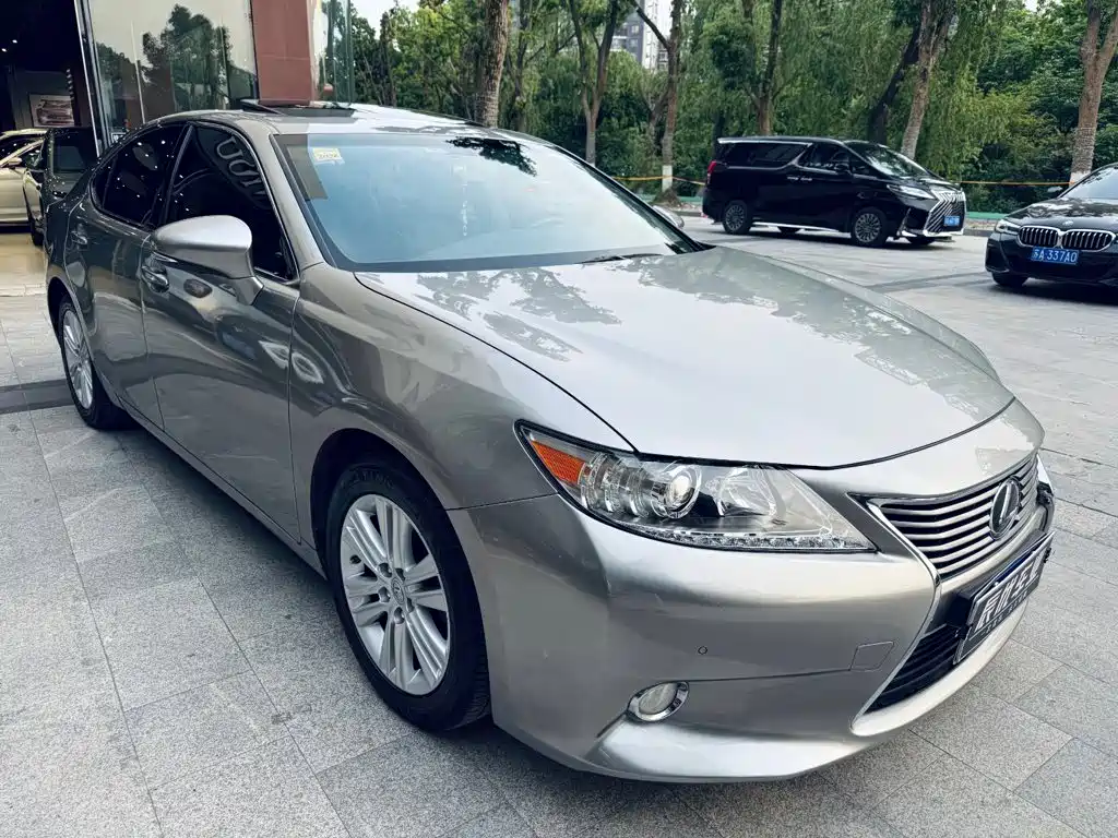 Фото 3 - Lexus ES