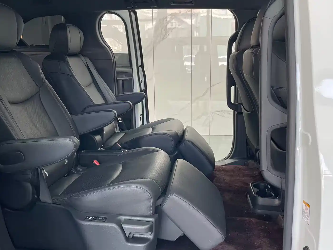 Toyota Sienna 2021 2.5L Hybrid Premium Edition фото 16