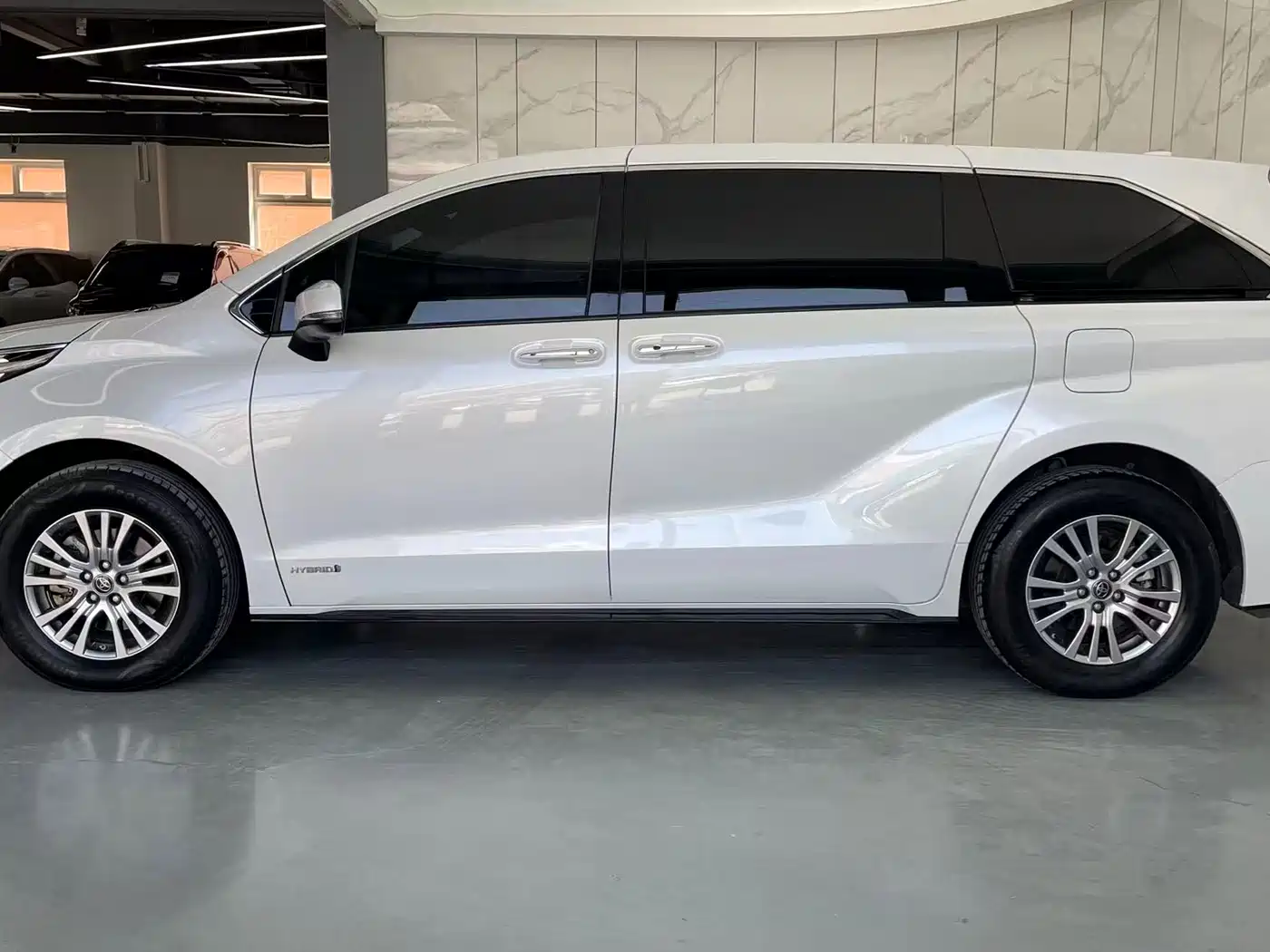Toyota Sienna 2021 2.5L Hybrid Premium Edition фото 5