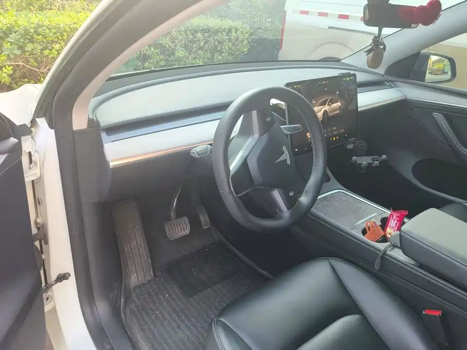 Photo 12 - Tesla Model Y