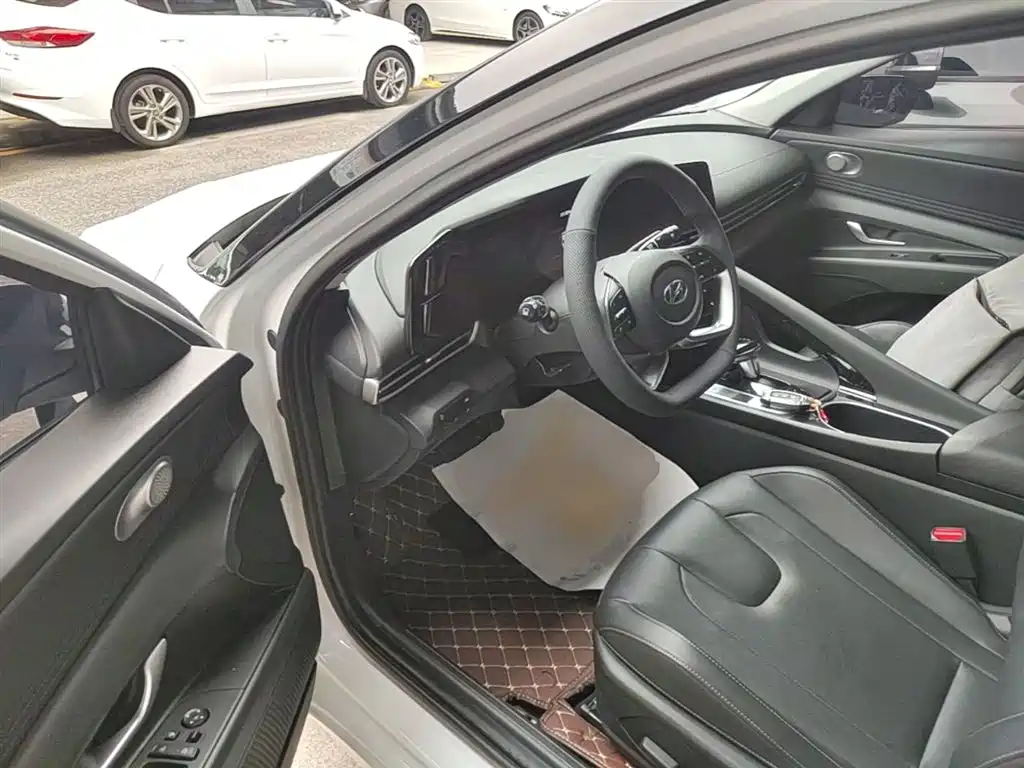 Hyundai Elantra 2021 1.5L CVT LUX Premium Edition фото 16