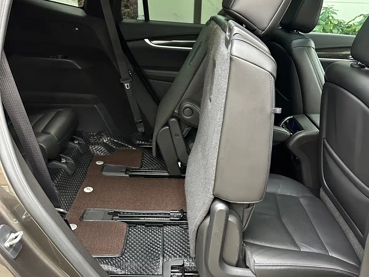 Фото 12 - Cadillac XT6