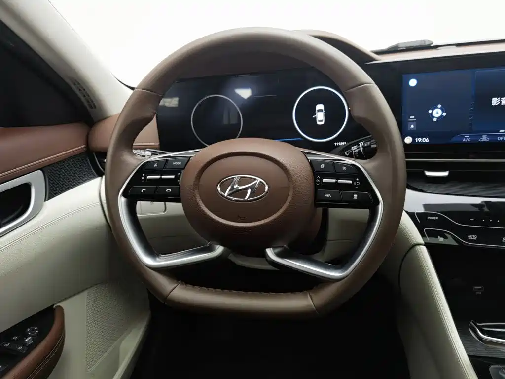 Hyundai Mistra 2021 2021 1.8L CVT LUX Premium