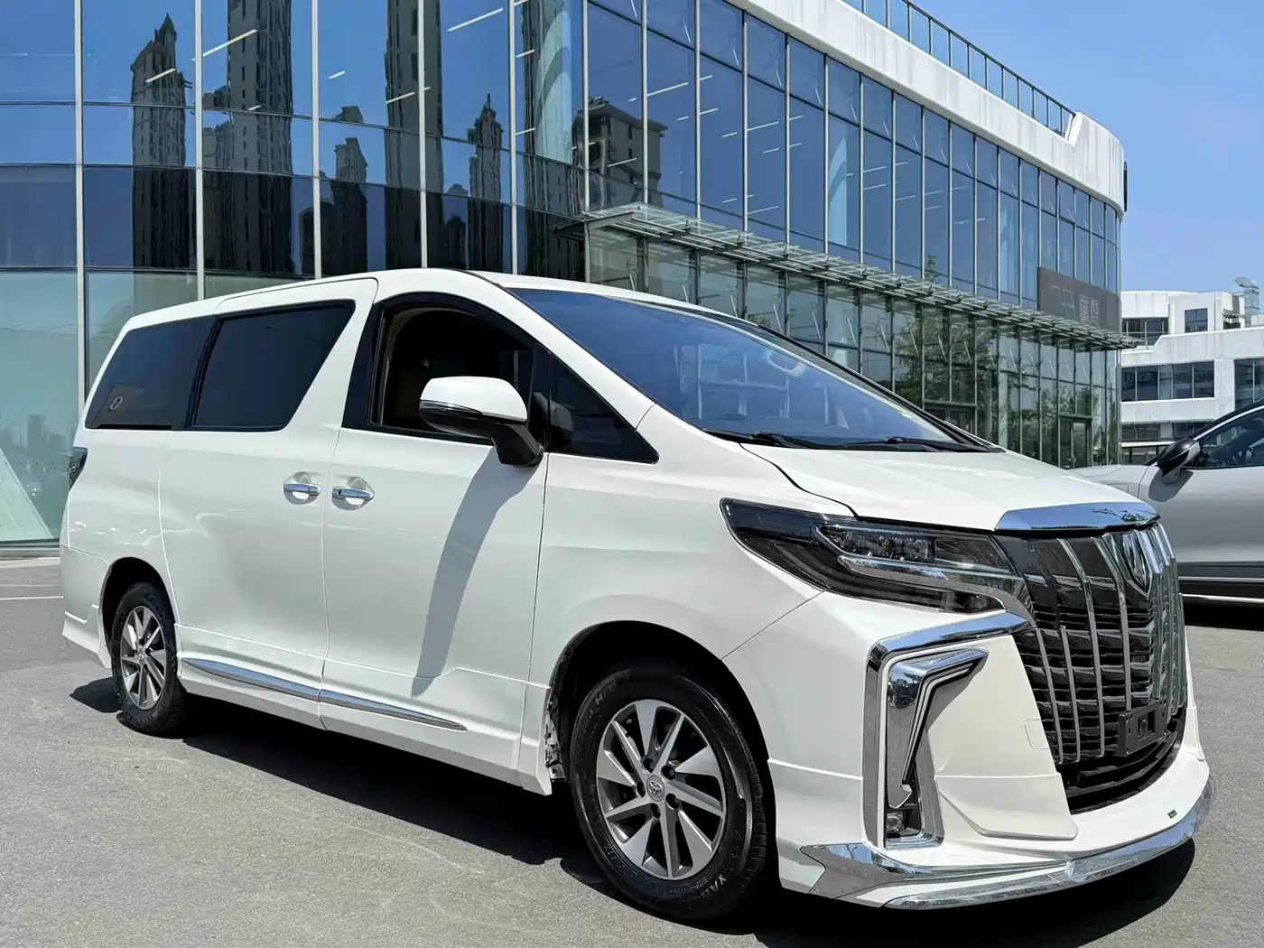 Toyota Alphard фото 3