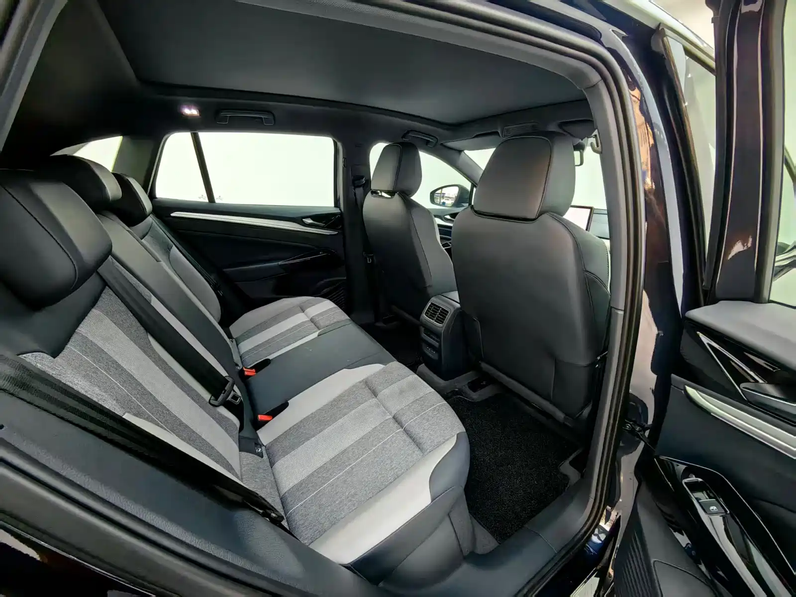صورة 13 - Volkswagen ID.4 CROZZ